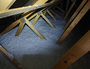 Zateplení stropu rodinného domu pomocí foukané izolace